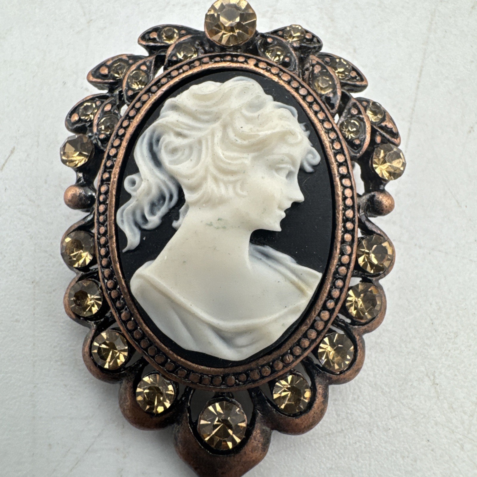 Vintage Black White Cameo Champagne Brooch Gold Tone Style Beauty Fashion Pin