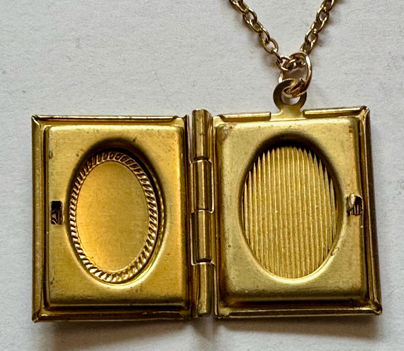 VINTAGE STYLE BOOK LOCKET BOOKLET GOLD TONE METAL PENDANT 1″ NECKLACE 20″ GP