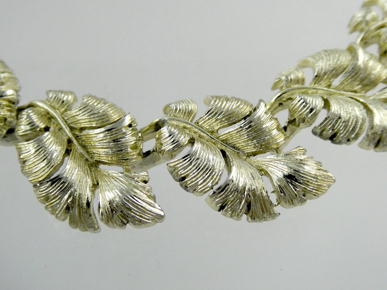 Vintage Designer Lisner Pale Gold Tone Metals Leaves Statement Necklace 16.5 In