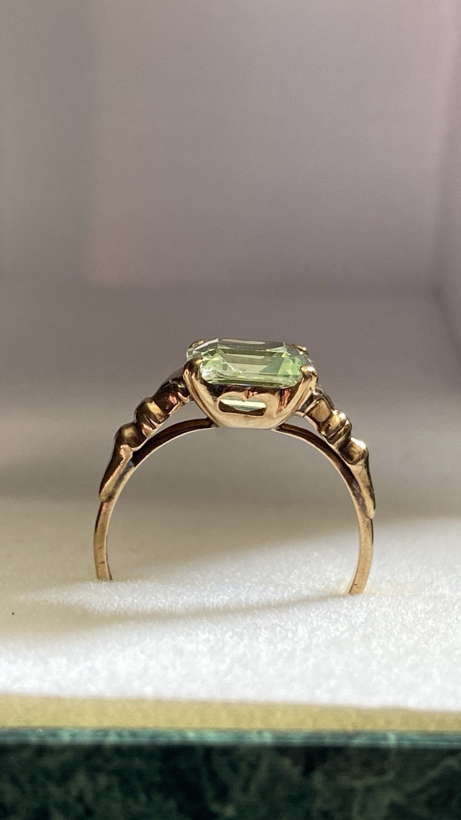 ANTIQUE 10K YELLOW GOLD URANIUM LIME GREEN SPINEL GEMSTONE RING size 6 ~ 1.7 g