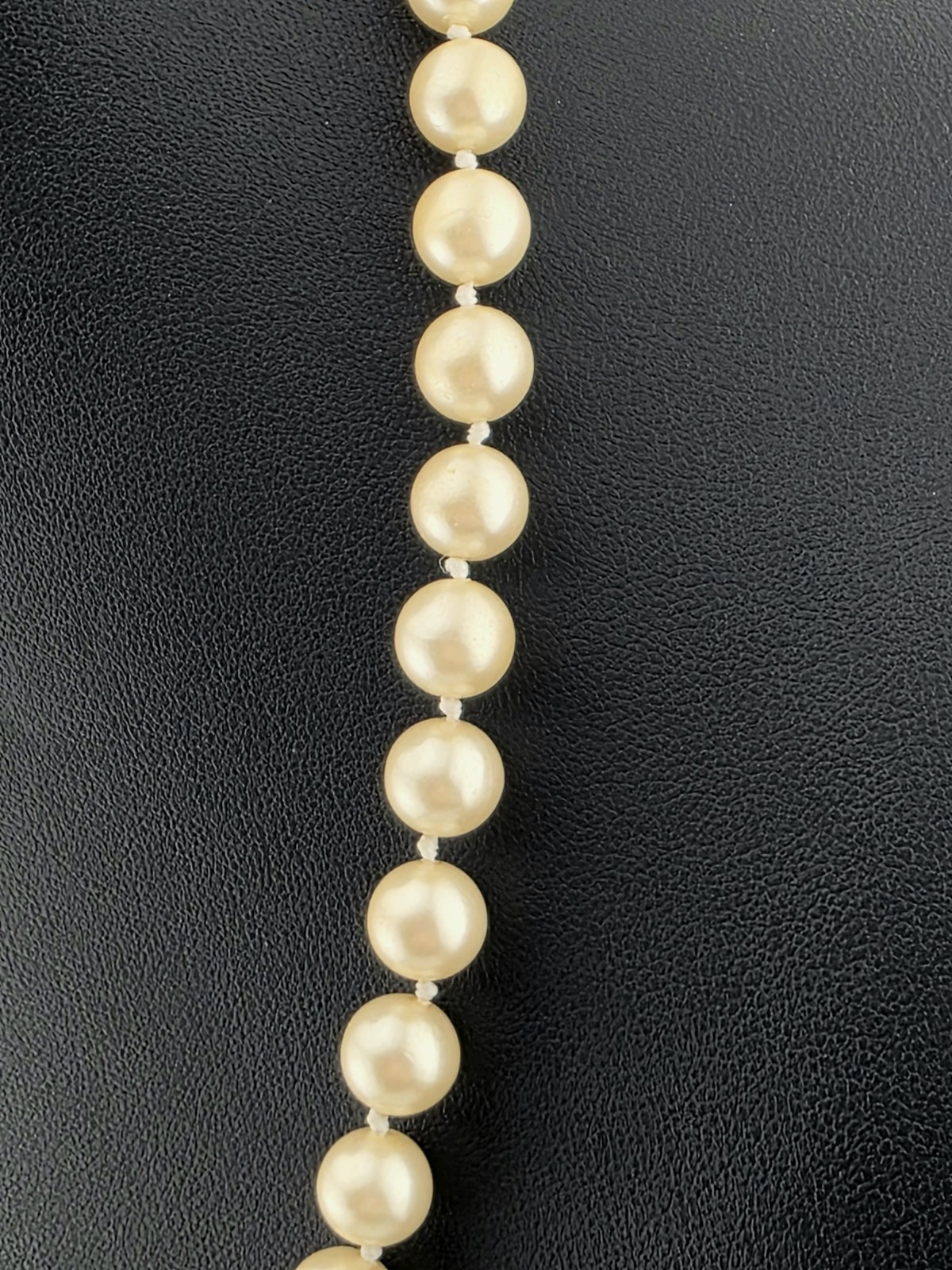 Vintage Hand Knotted Cream Glass Pearl Necklace Gold Tone Screw Barrel Clasp 17½