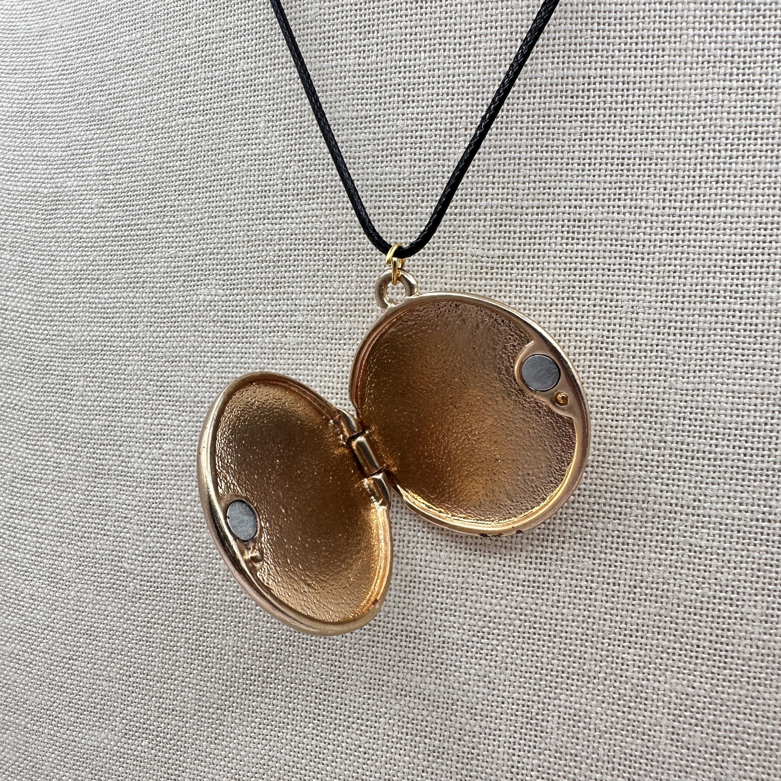 Vintage Y2K Gold Tone Mother of Pearl Pendant Necklace Women’s Classic Jewelry