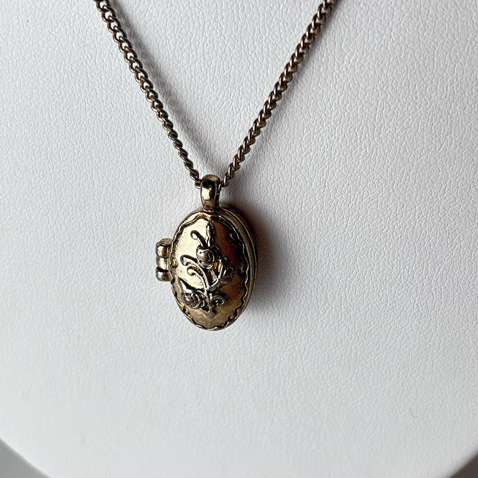 Vintage Embossed Gold Tone Locket Necklace -18” – Magnetic Closure – 3/4”x1/2”