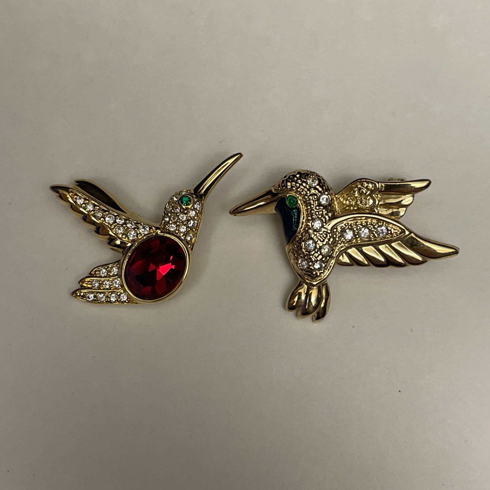 RED STONE – GREEN ENAMEL & RHINESTONES BIRD BROOCH PIN, GOLD-TONE SIGNED ROMAN
