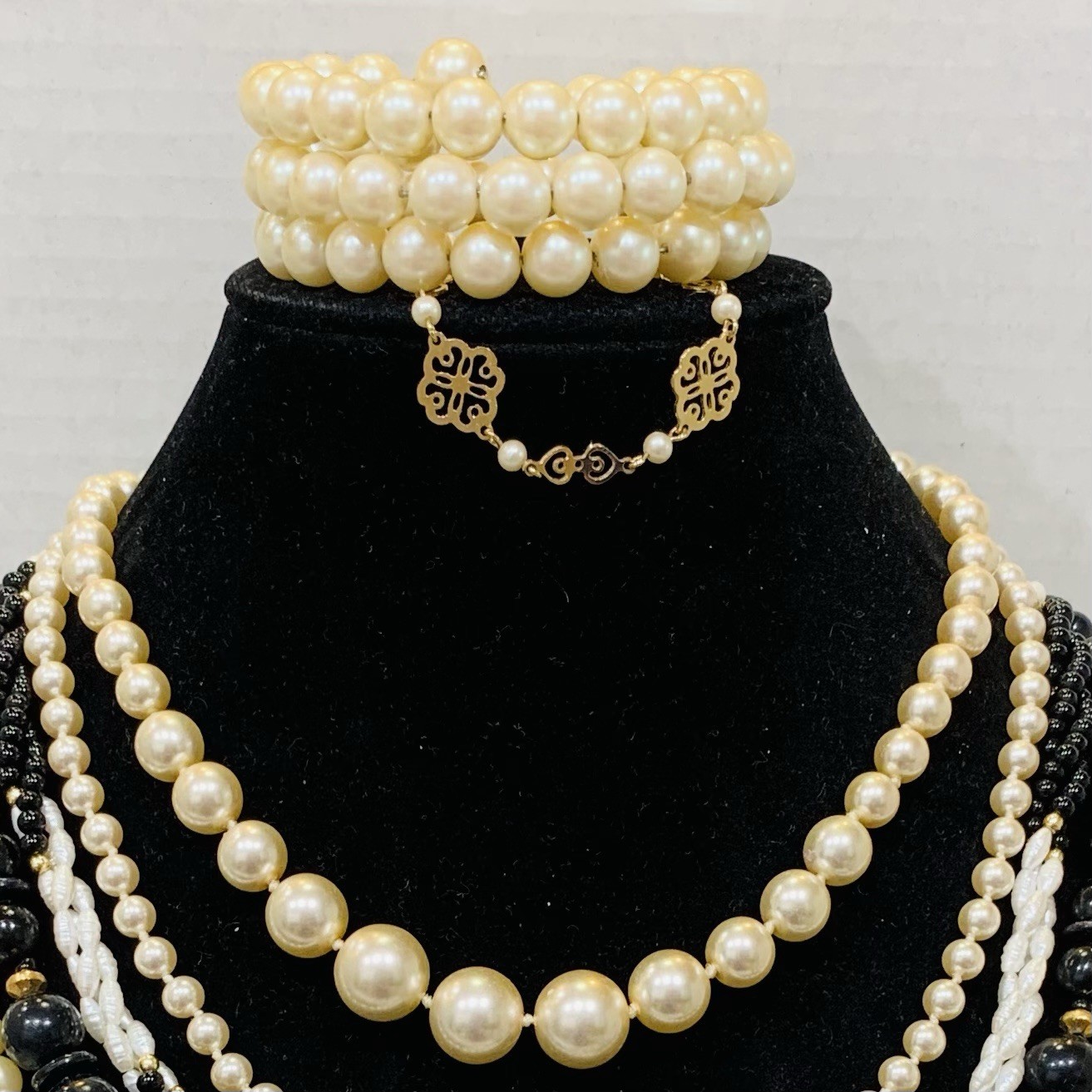 VTG Jewelry Lot 10pc black white Necklaces Dog Pins Gerry Avon Faux Pearl 60-80s