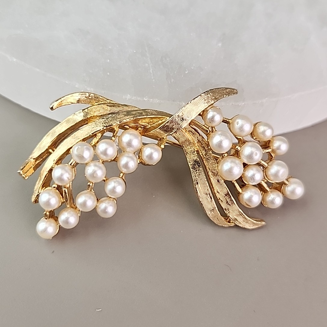 Vintage Arthur Pepper Brooch Imitation Pearls Brushed Gold Tone Ribbons Art 2″