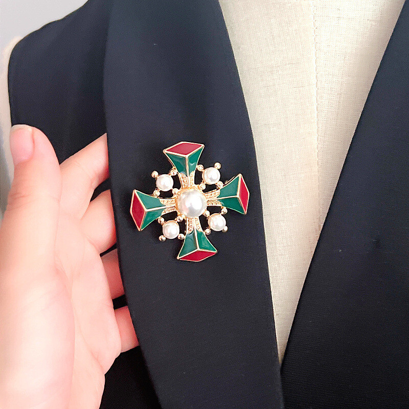 Vintage Baroque Court Brooch – Cross Enamel Lapel Pin for Clothing & Suit
