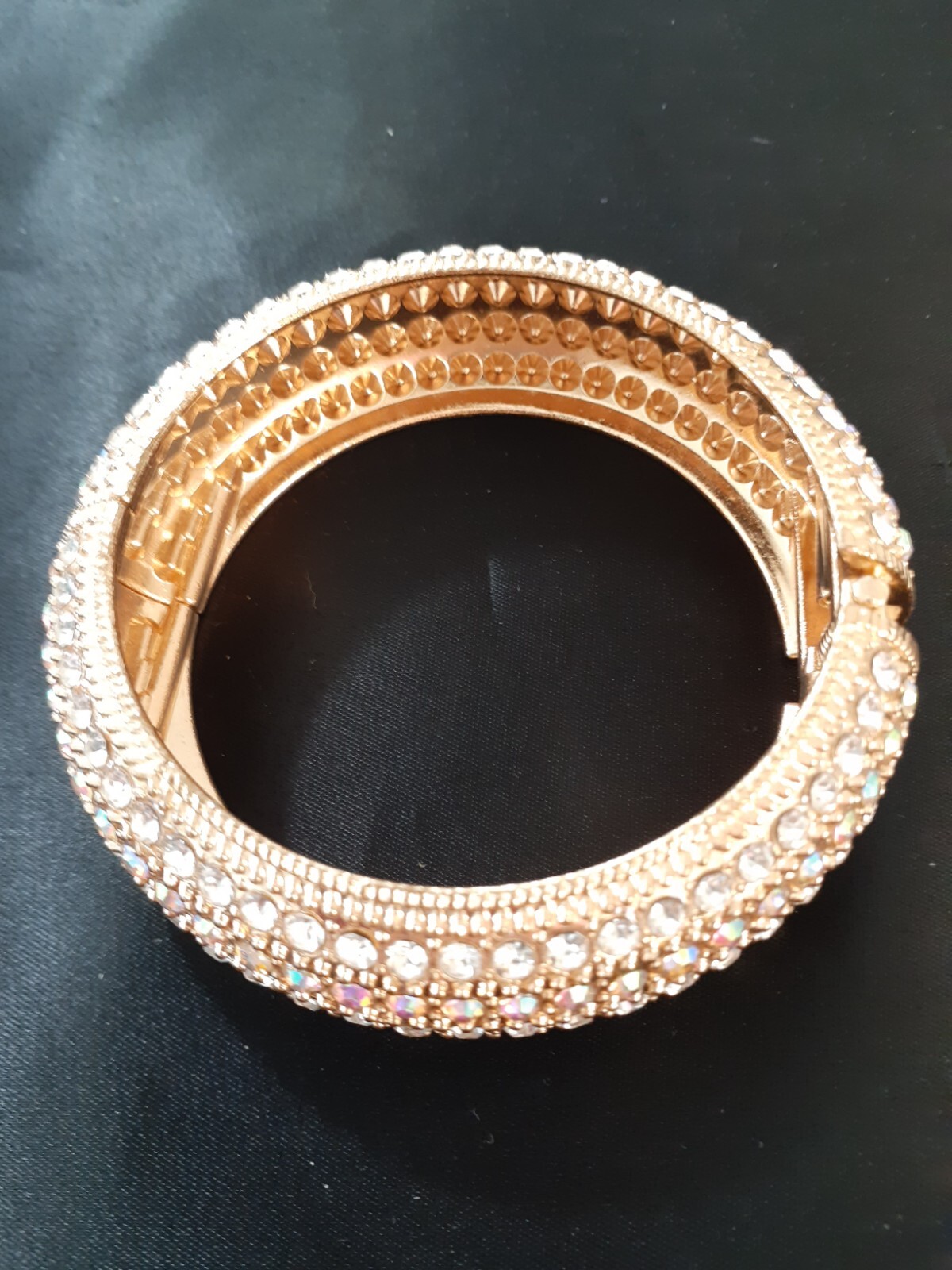 Unbranded women fashion jewelry crystal bracelet 1 inch wide NWOT. Stunning.