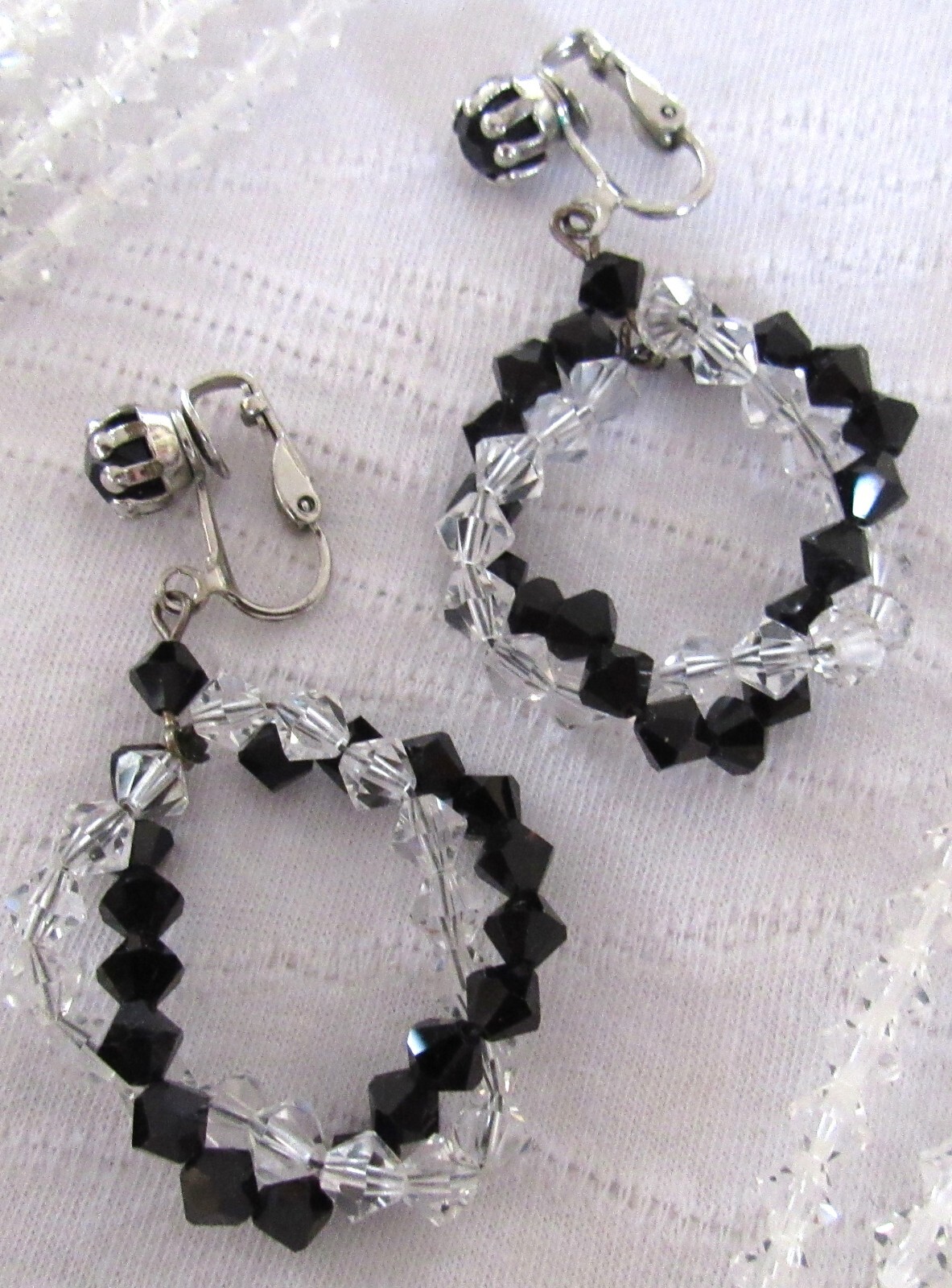 VTG Glass Bead 7-Strand 33″ Necklace Bracelet Earrings Black & Clear Parure Set