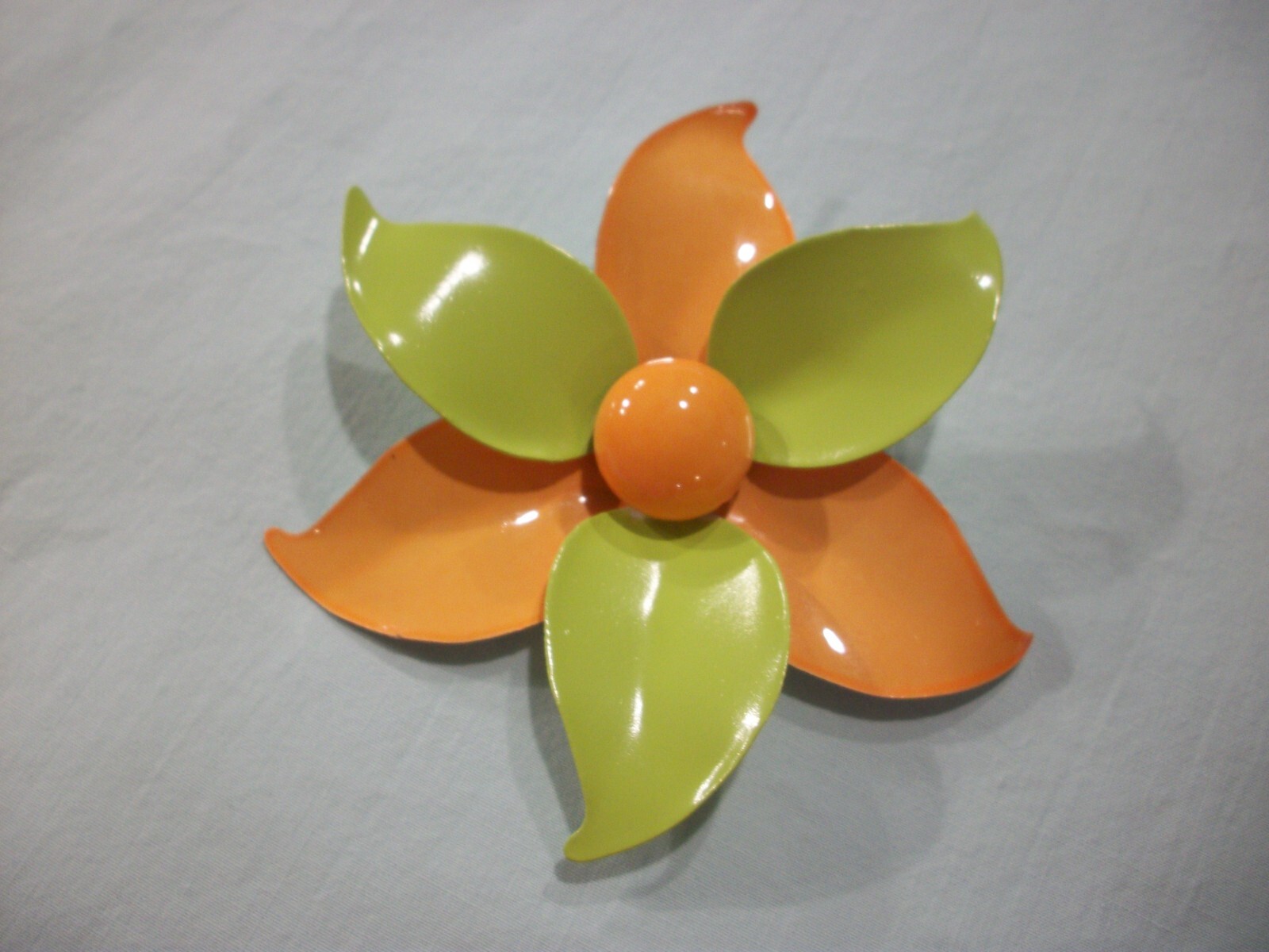 ViNTaGe 2 PC MeTaL ENaMeL HuGe 3″ ORaNgE/LiMe GReeN PiNWHeeL/DoMe FLoWeR PiN LoT