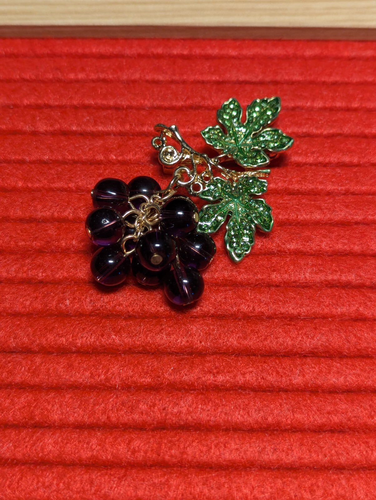 Bunch of Grapes & Rhinestone Leaf Brooch Gold Tone Pinback 2″ Purple Dangle Bead
