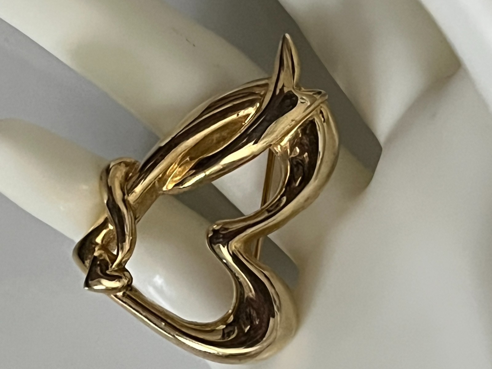 💛 VNTG GOLDTONE OPEN HEART BROOCH • RIBBON‑ARROW SWIRL DESIGN