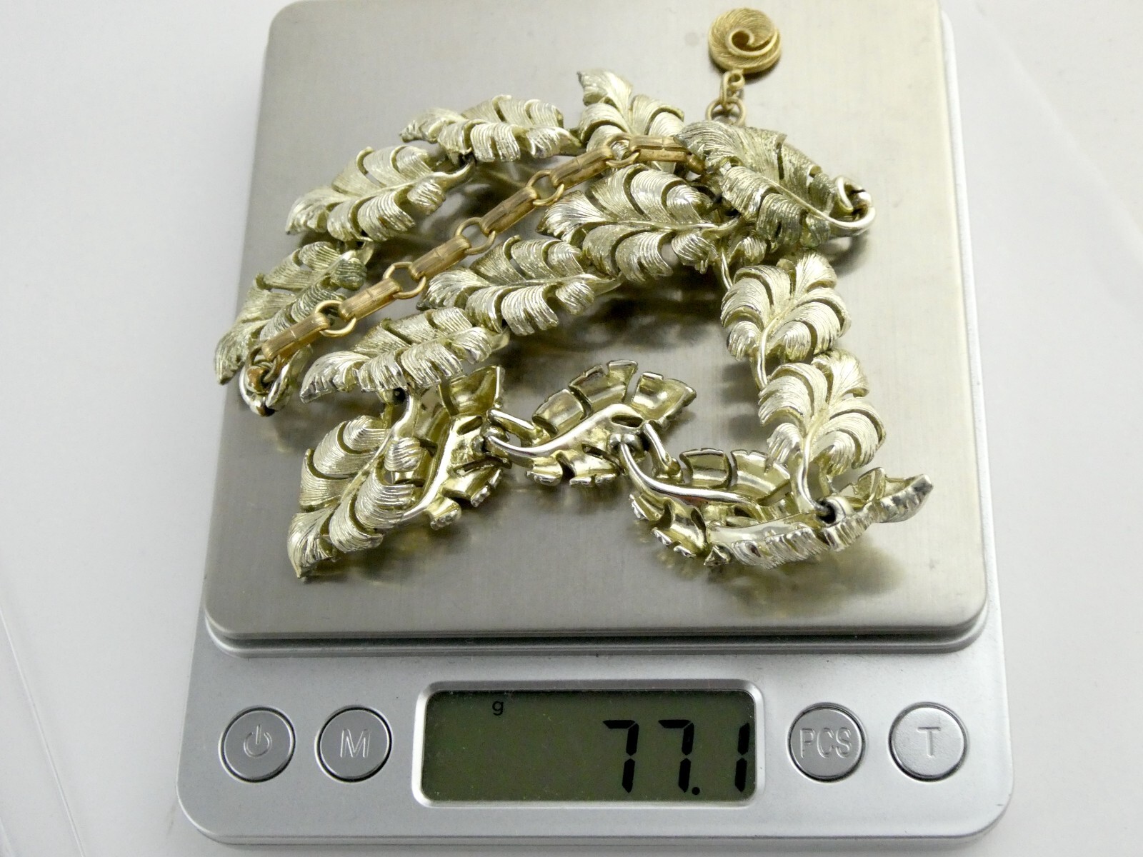 Vintage Designer Lisner Pale Gold Tone Metals Leaves Statement Necklace 16.5 In