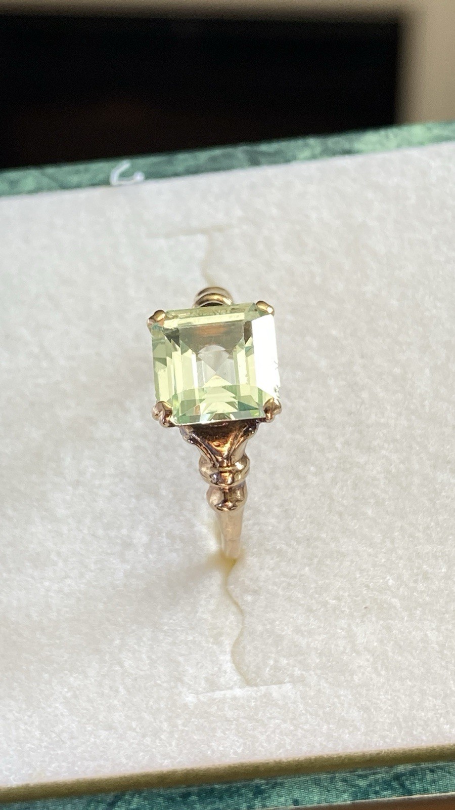 ANTIQUE 10K YELLOW GOLD URANIUM LIME GREEN SPINEL GEMSTONE RING size 6 ~ 1.7 g