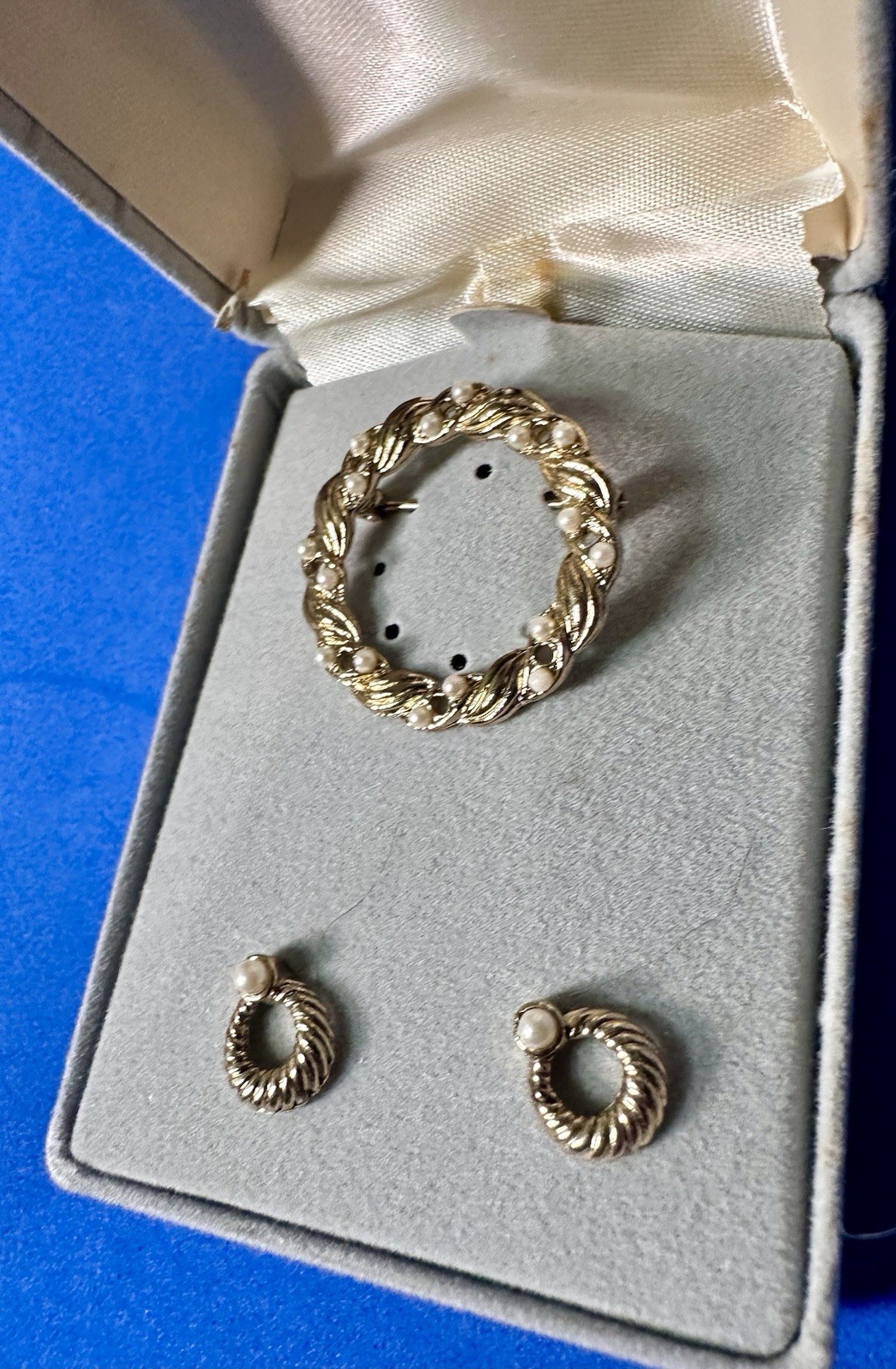 NIB Vintage Tacoa Pearl Filigree Brooch/Pin & Earrings Jewelry Set