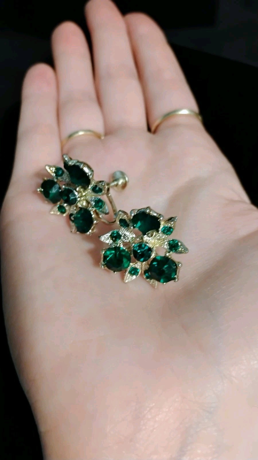 Vintage Gorgeous Vivid Emerald Green Rhinestone Silver Tone Screw Back Earrings
