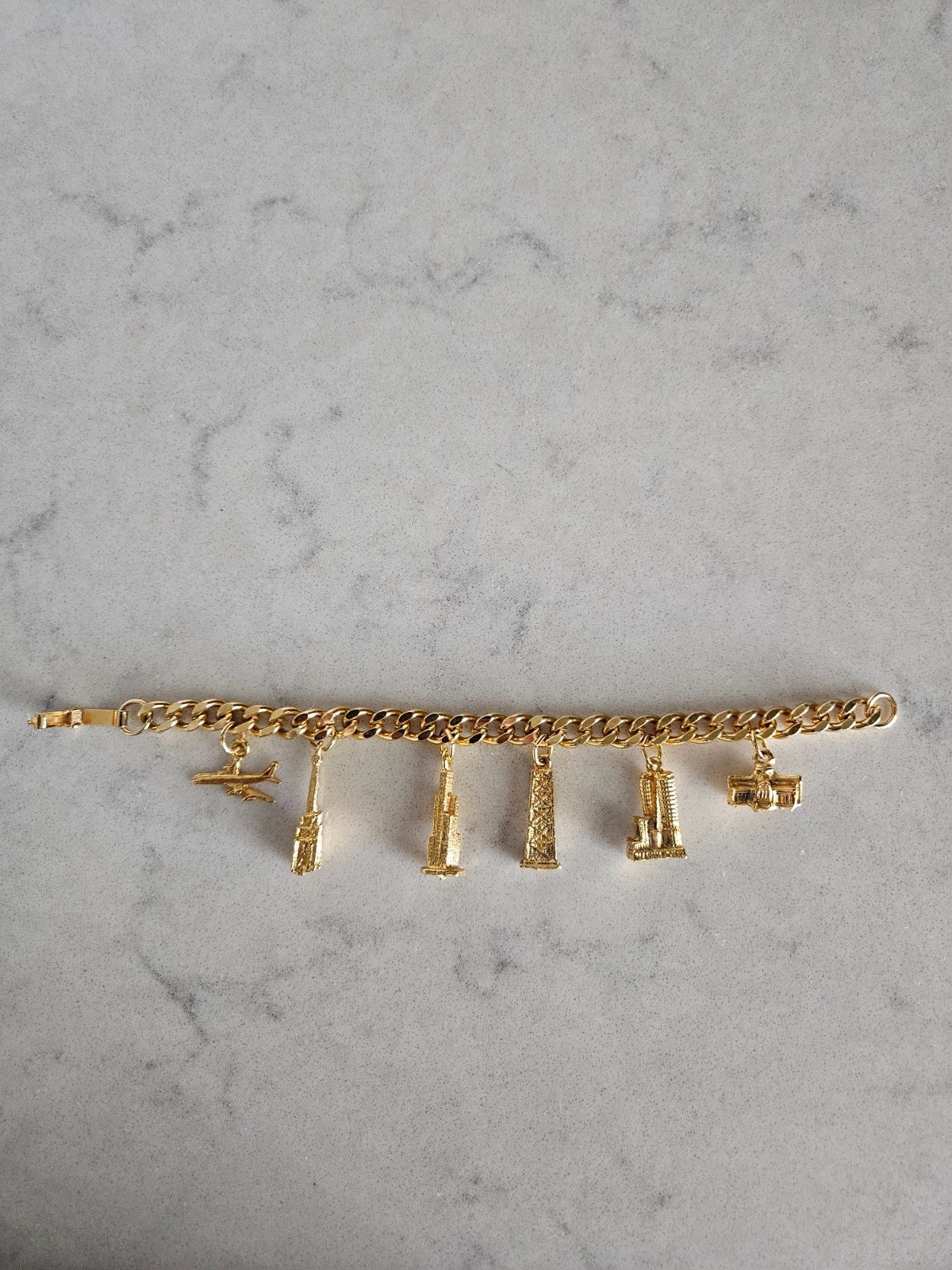 GOLD-TONE CHARM BRACELET WITH FAMOUS BUILDINGS IN CHICAGO CHARMS