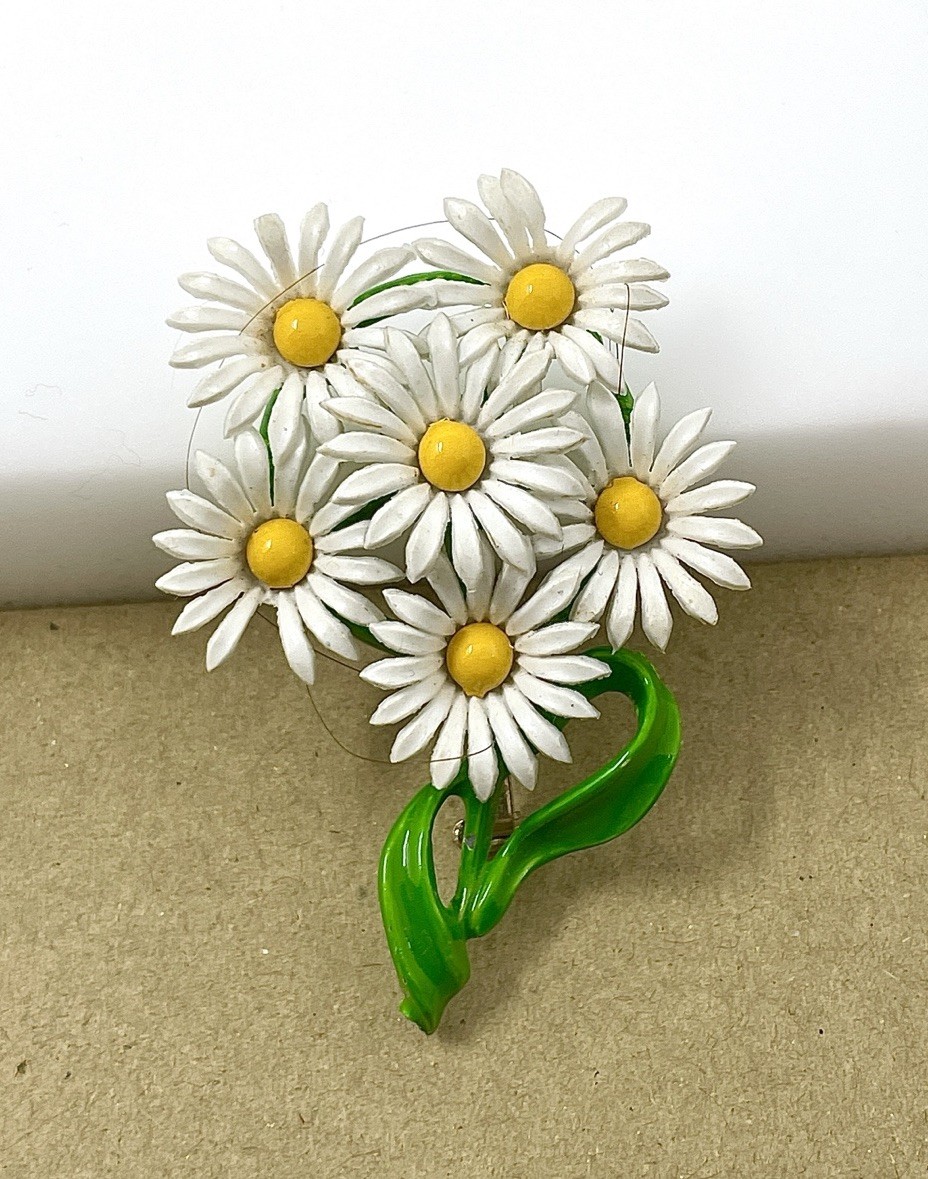 Cute vintage 60s 70s cottagecore 6 daisy dasies broach pin approximately 2 5/8”