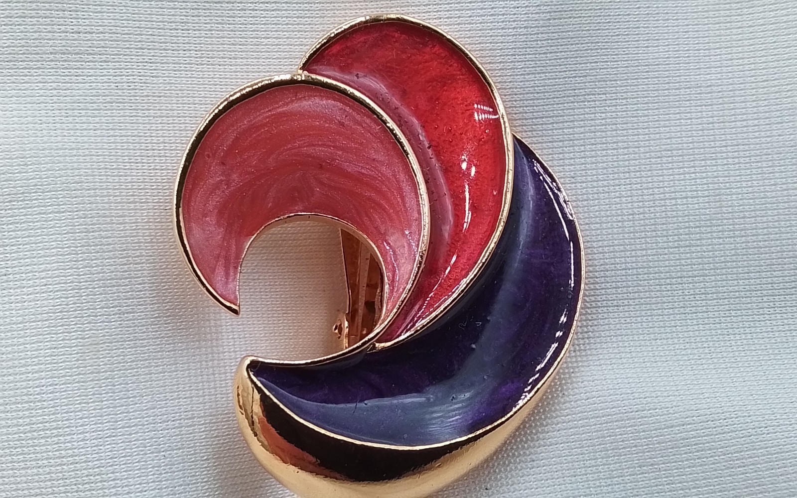 1.75″ PURPLE PINK RED ENAMEL INLAY GOLDTONE VINTAGE ESTATE CLIP-ON EARRINGS