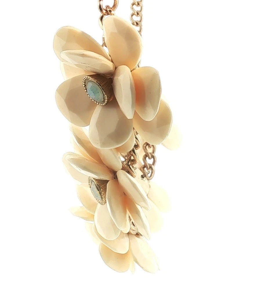 Vintage Gold‑Tone Floral Statement Necklace – Cream Petal Flowers, Bold Retro