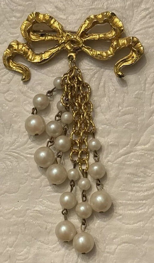 Vtg LESTER JOY Brooch Pearl Bow Ribbon Tassel Dangle Gold Chain Pin 4.5” BowTie
