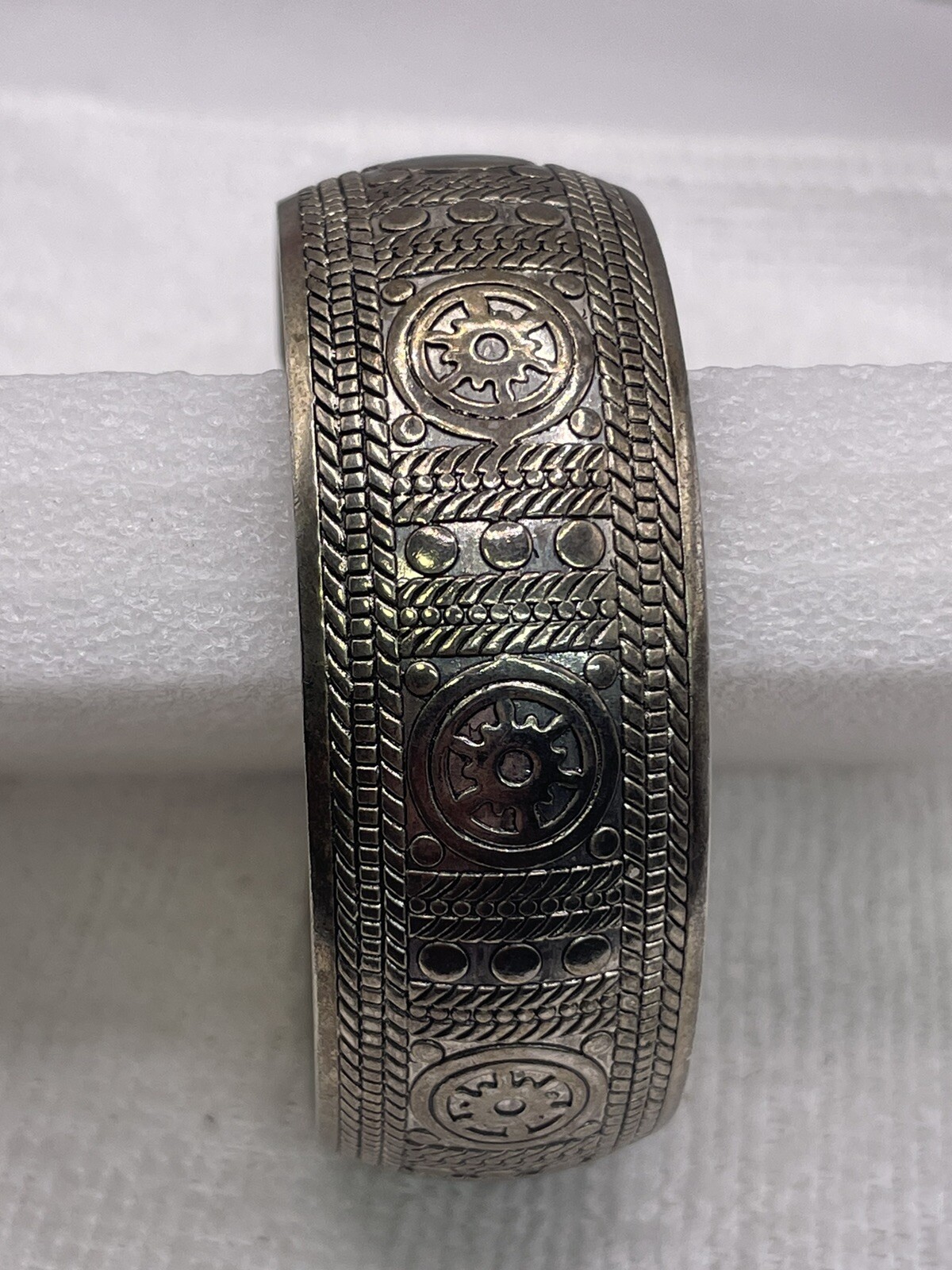 Vintage Art Deco, Tribal Designed 24mm Large Silver Tone Wide Cuff Bracelet 8″