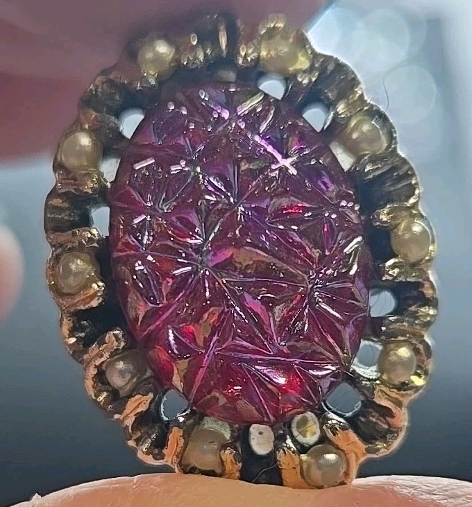 Vintage Pink Red Iridescent Seed Bead Gold Tone Brooch Pin 1″x¾”