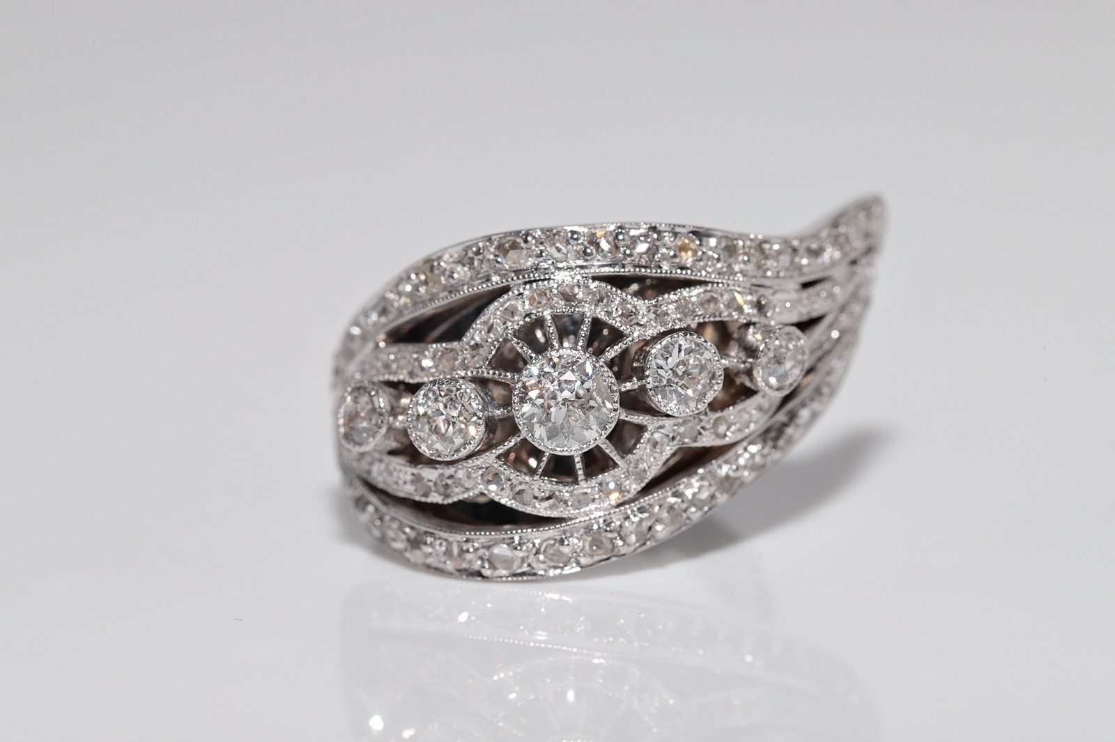 Antique Circa 1920s Hand crafted Art Deco 18k Gold Natural Diamond Ring