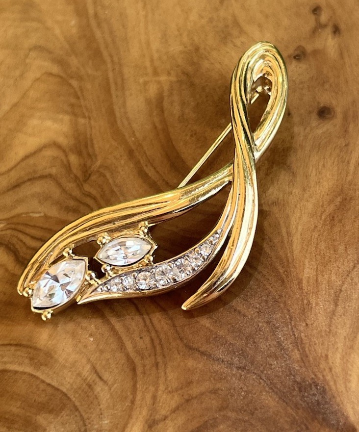 Vintage Trifari Gold Tone Rhinestone Swirl Ribbon Brooch Pin Clear Marquise 2”