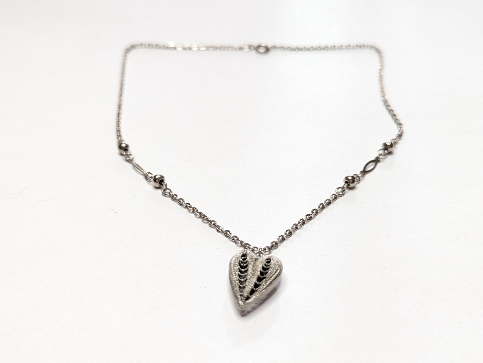 Vintage Silver Tone Openwork Filigree Heart Pendant Station Necklace 17″ Long