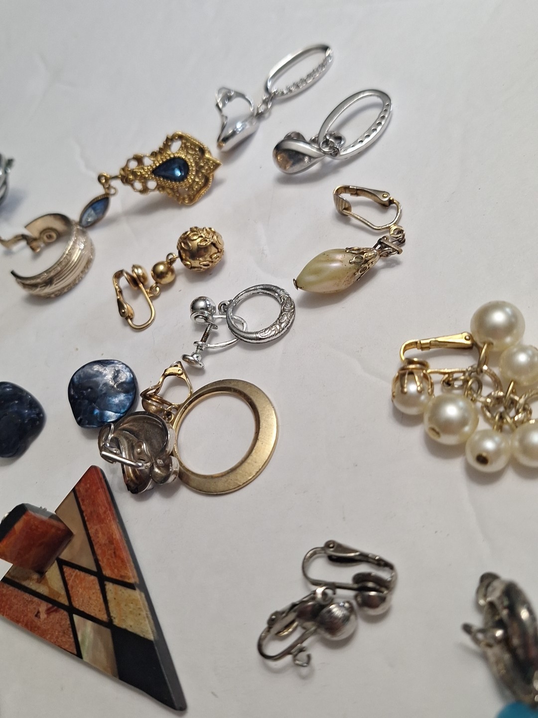 Costume Jewelry Earring Lot 40 pc pre-owned SINGLES AND PAIRS. AS IS . JZ