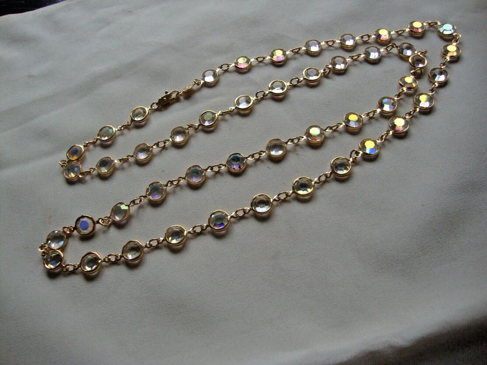 VINTAGE 1980s AUSTRIAN CRYSTAL BEZEL SET AURORA CRYSTALS GOLD TONE NECKLACE 35″