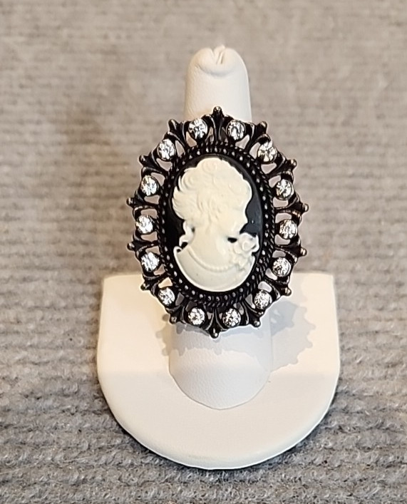 Victorian Cameo Ring Oval Stretch Band Black White Rhinestones Elegant