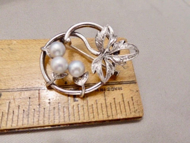 MIKIMOTO SIGNED VINTAGE BRIGHT CLEAN (3) 6 MM CULTURED AKOYA PEARLS STERLING PIN
