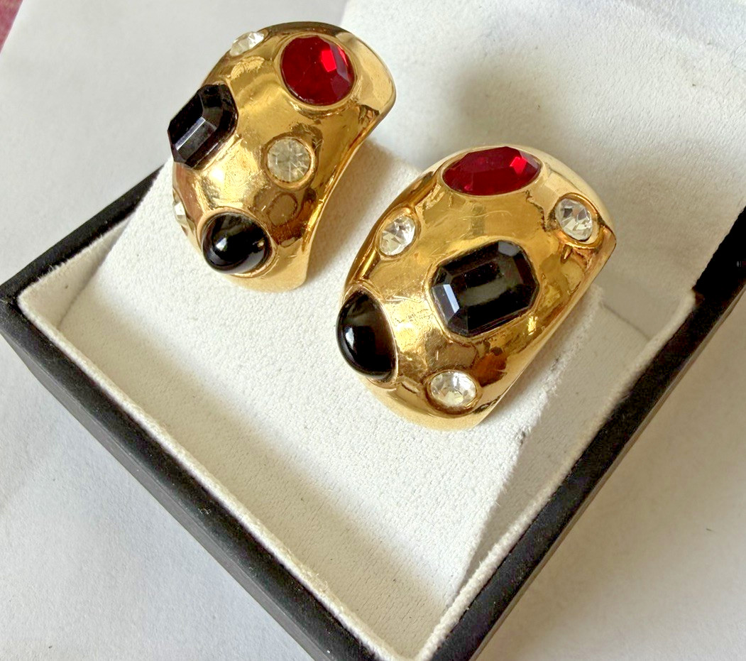CINER VTG GRIPOIX Black Red Clear Glass Cabochon Rhinestone Hoop Clip Earrings