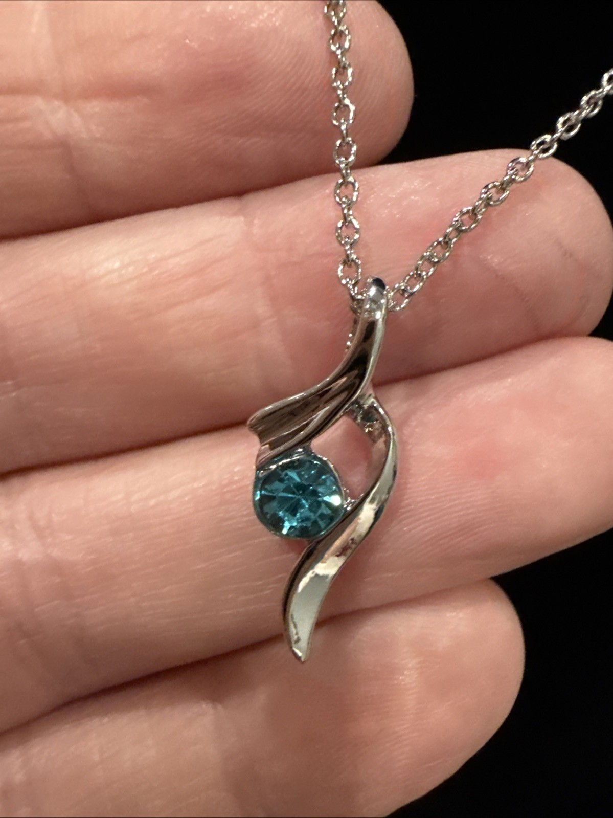 Silver Tone Costume Blue Rhinestone Pendant Necklace 16″ Beautiful NWOT