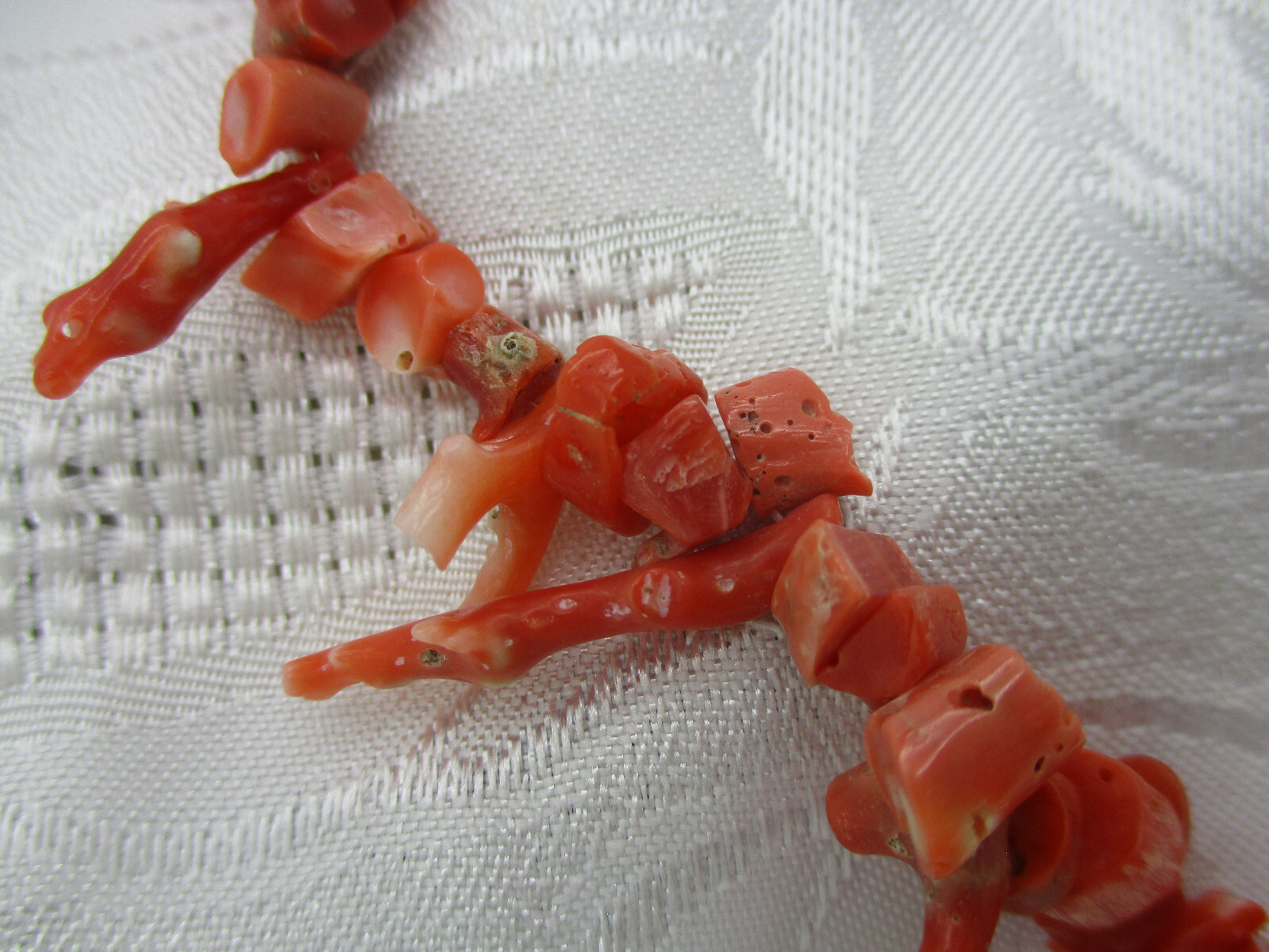 VINTAGE ESTATE JEWELRY GENUINE VARIGATED SALMON COLOR BRANCH CORAL NECKLACE
