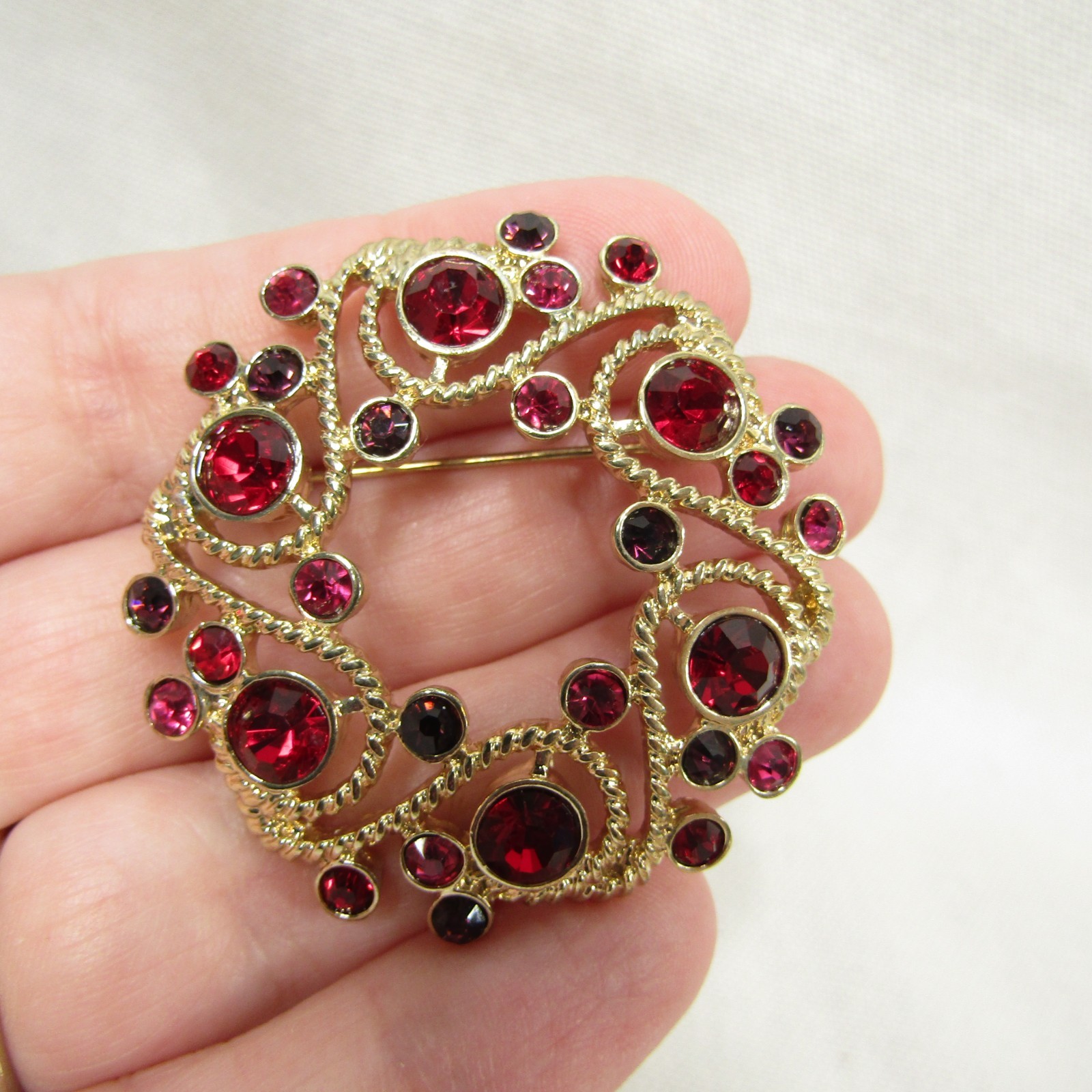 Napier Wreath Brooch Pin Gold-tone Rhinestone Red Pink Purple Almost 2″ diameter