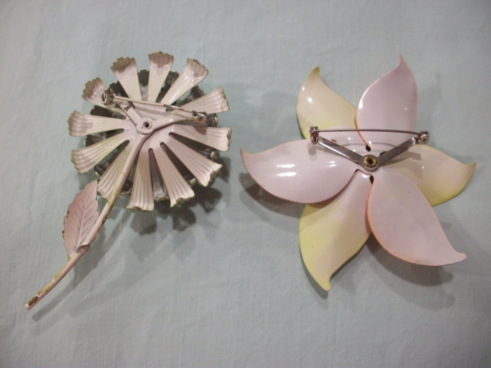 ViNTaGe 2 PC MeTaL ENaMeL HuGe 3″ ORaNgE/LiMe GReeN PiNWHeeL/DoMe FLoWeR PiN LoT