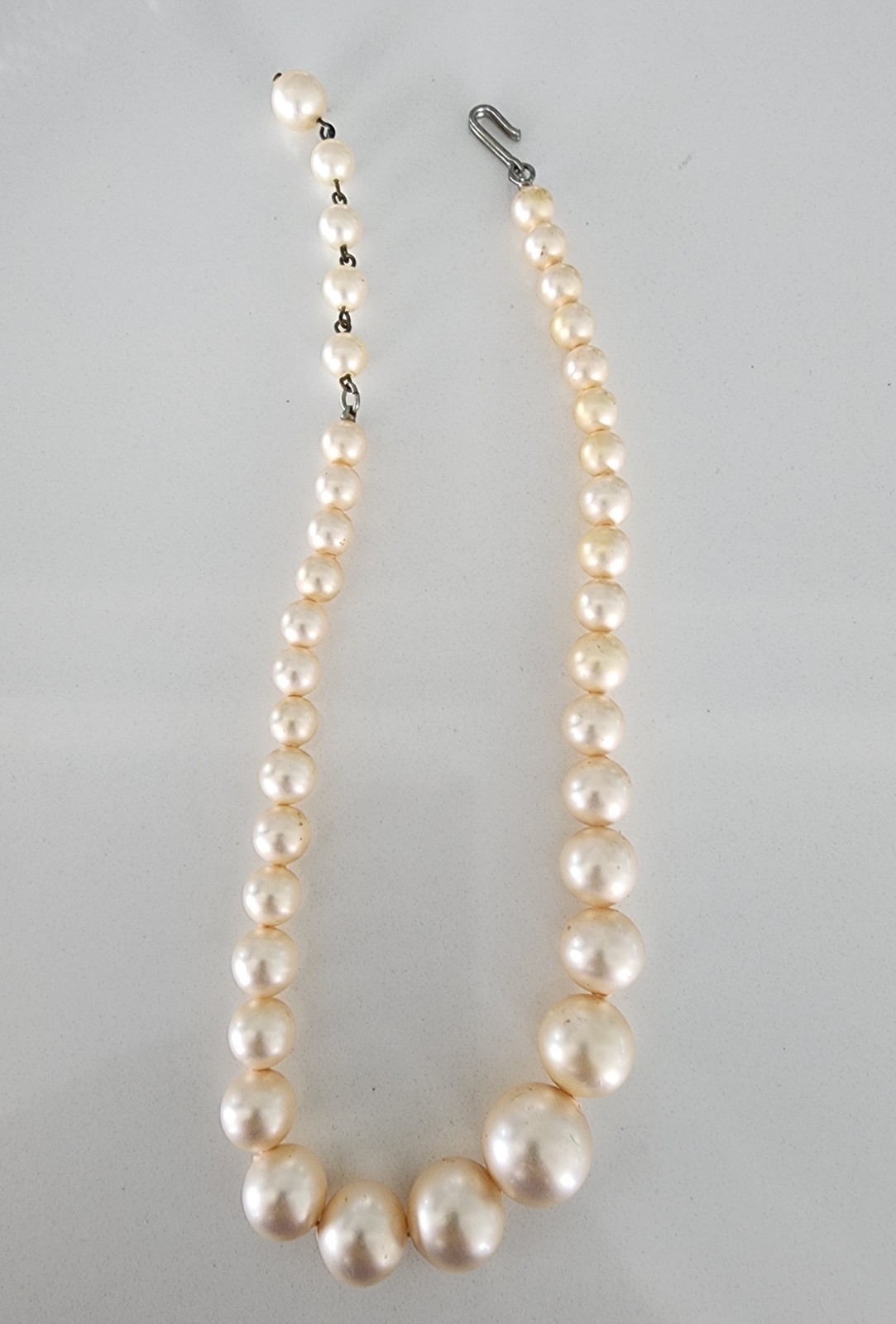 Vintage 16″ Graduated 1.5 cm – 1 cm Ivory Faux Pearl Choker Necklace – Jewelry