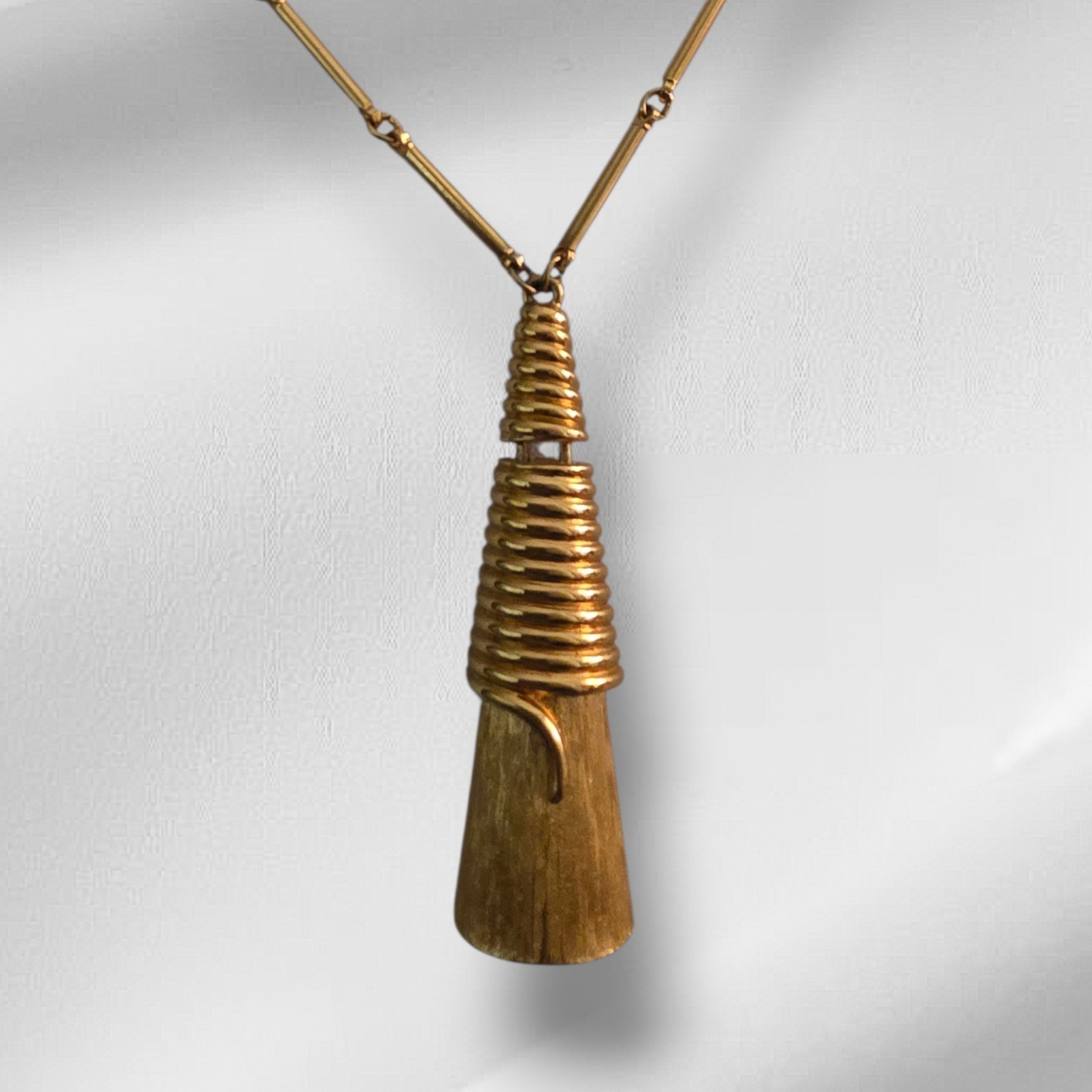 Vtg Monet Goldtone Articulated Pendant Necklace 26 In 1960’s