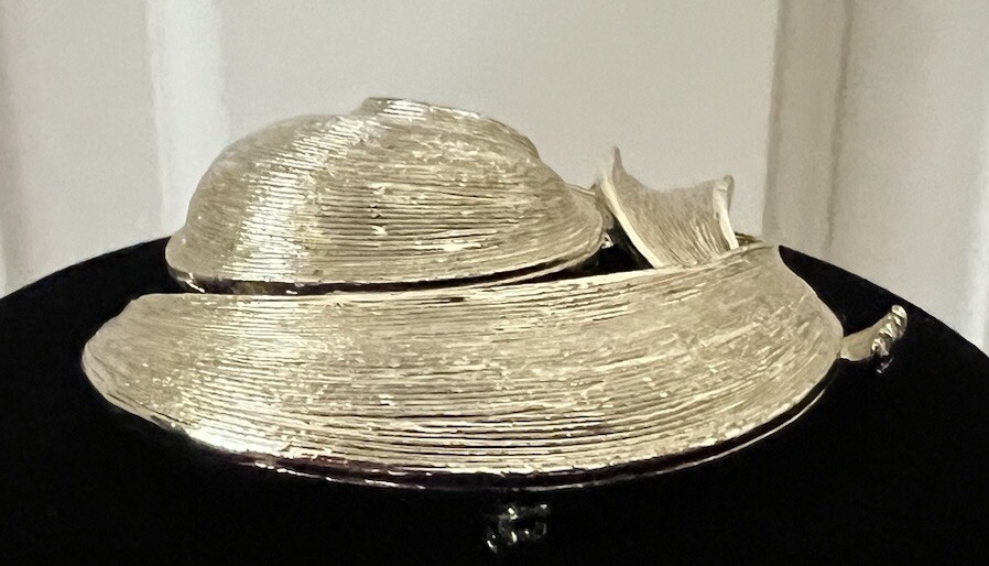 Vintage Lisner Brooch Gold Tone Geometric Swirl Ribbon Mid-Century Modern Signed