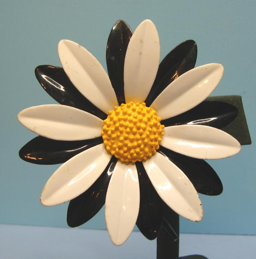 Vintage Retro Hippy Mod 60’s Black & White Enamel Metal Daisy Flower Pin Brooch