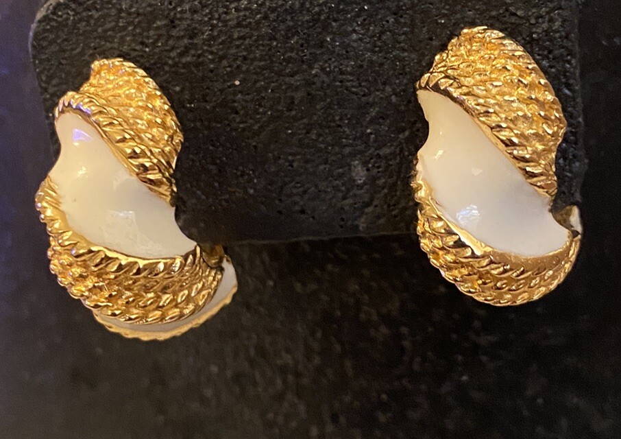 Vtg GAY BOYER Signed White Enamel Gold Tone Rope Design Retro Chic NY Earrings