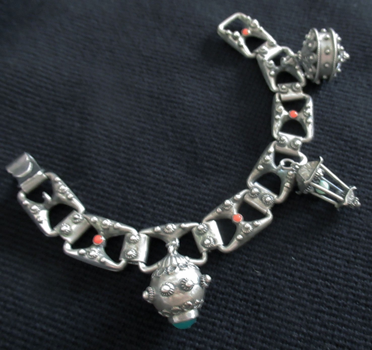 VINTAGE ITALY ETRUSCAN CANNETILLE FOB 800 STERLING & CORAL BRACELET, 43 GRAMS