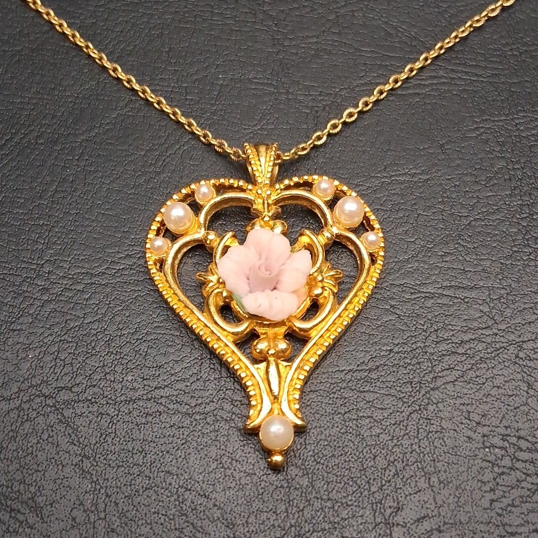 Vintag Chain Necklace Faux Pearl And Porcelain Flower Heart Pendant. 17.577