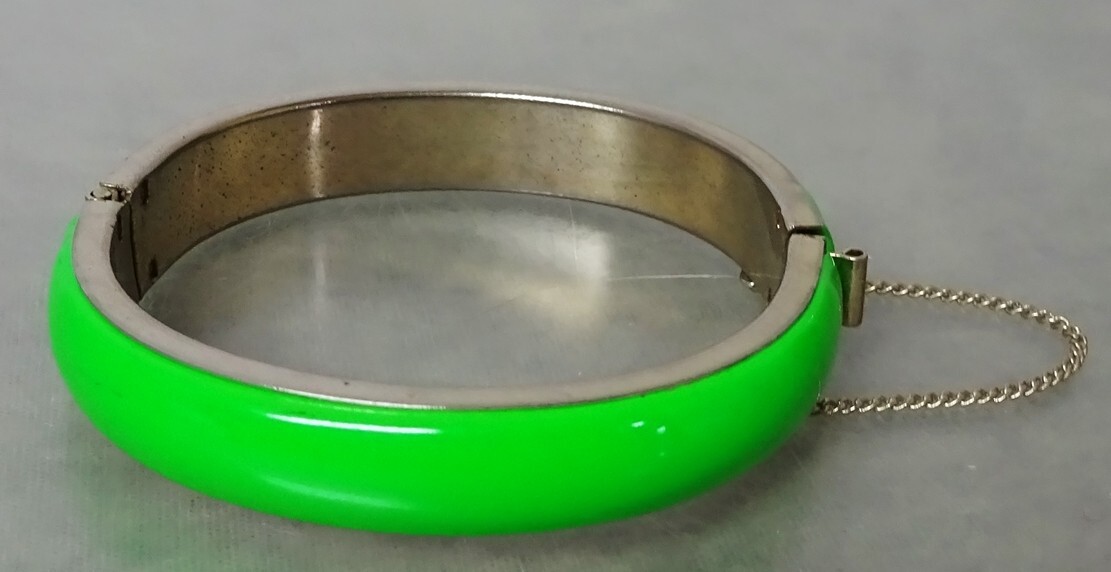 Mod Vintage 1960s Hinged Lime Green Enamel Metal Bangle BRACELET
