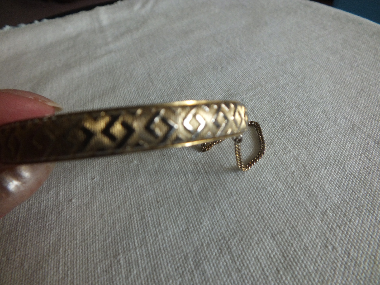 Beautiful Clasp Bracelet Gold Tone Texture Safety Chain 2 3/8 Across 3/8″ Wide