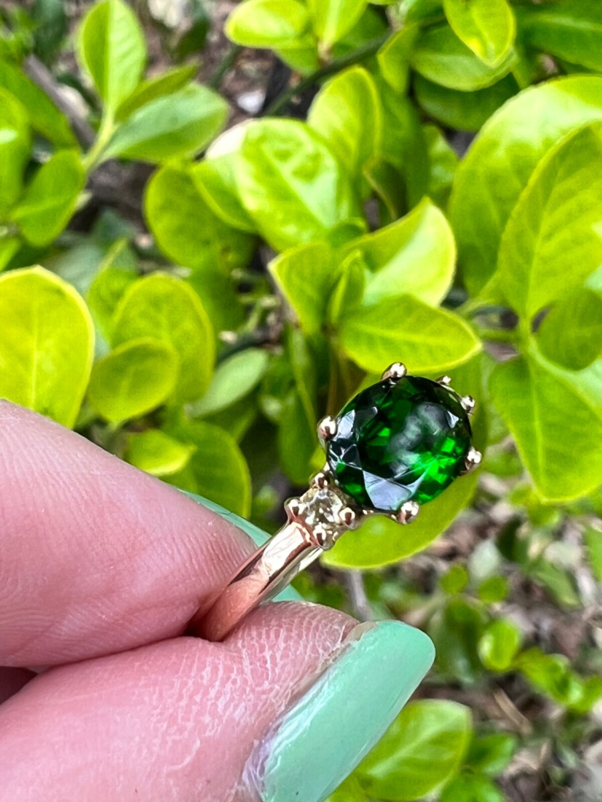 VINTAGE 14K GOLD OVAL EAST WEST SET DESIGN DIOPSIDE VIVID GREEN TOURMALINE RING