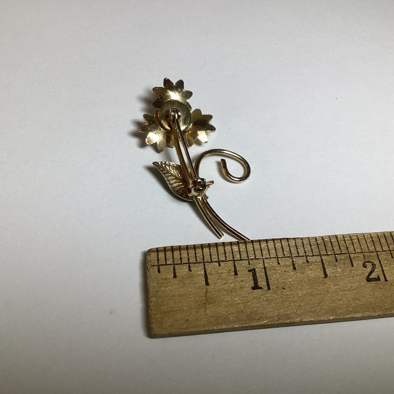 PRETTY VINTAGE RETRO ENAMEL DAISY TRIO BROOCH WITH LEAF GOLDTONE